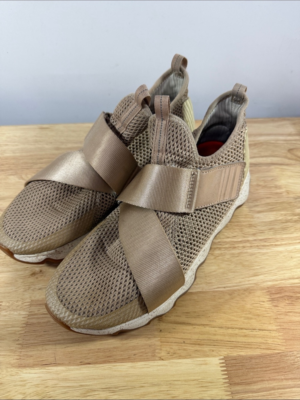 Sorel Kinetic Sneaker Womens 10.5 Beige/Pink Impact Strap